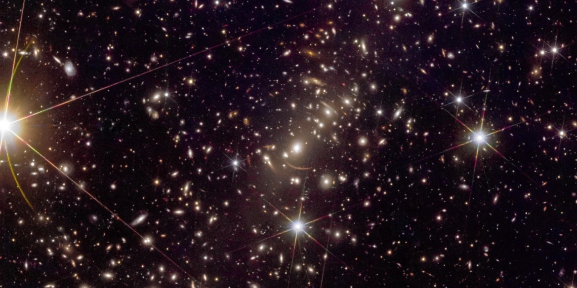 Az Abell 2390 galaxishalmaz és a közepén kivehető, gravitációs lencsehatás által létrehozott ívek a Euclid űrtávcső felvételén. A kép az eredeti egy kivágott részlete. Fotó: ESA/Euclid/Euclid Consortium/NASA