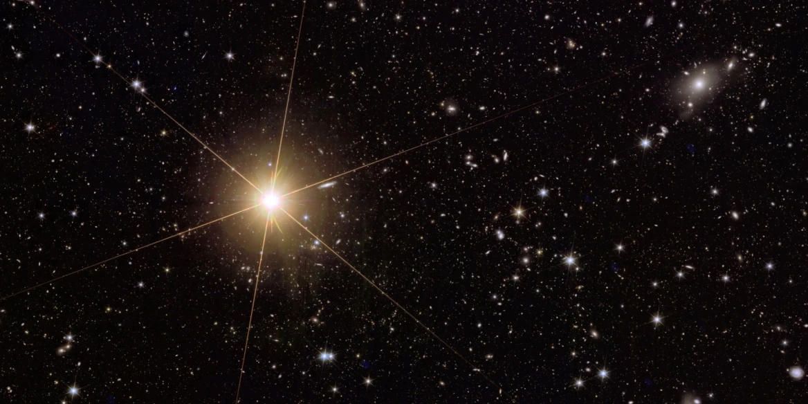 Az Abell 2764 galaxishalmaz és egy tejútrendszerbeli csillag (bal oldalt) a Euclid űrtávcső felvételén. A kép az eredeti egy kivágott részlete. Fotó: ESA/Euclid/Euclid Consortium/NASA