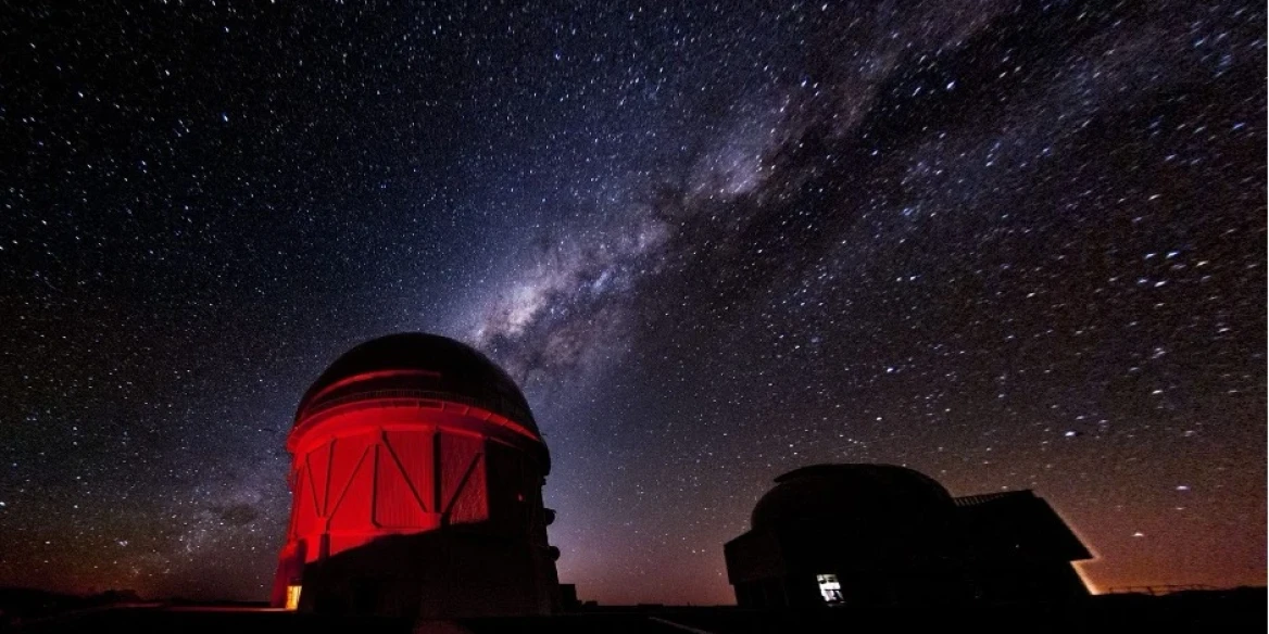 A Dark Energy Survey megfigyeléseit a chilei Andokban végezték 2013 és 2019 között, a Cerro Tololo Obszervatóriumban található 4 méteres Blanco-távcsövön, az amerikai Fermilab által fejlesztett 570 megapixeles DECam kamerával. Forrás: Reidar Hahn, Fermila