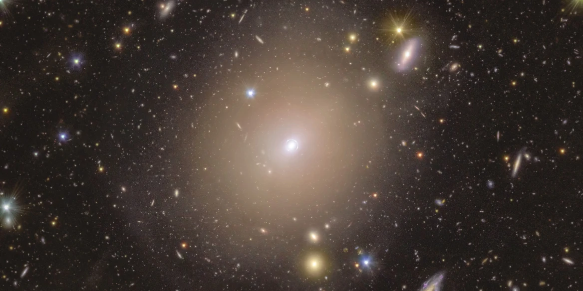 A Euclid felvétele egy fényes Einstein-gyűrűről az NGC 6505 galaxis körül